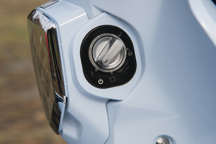 「スーパーカブC125」には電子式のスマートキーが備わる。写真は始動用のダイヤルスイッチで、ステアリングコラムのすぐ下にレイアウトされている。