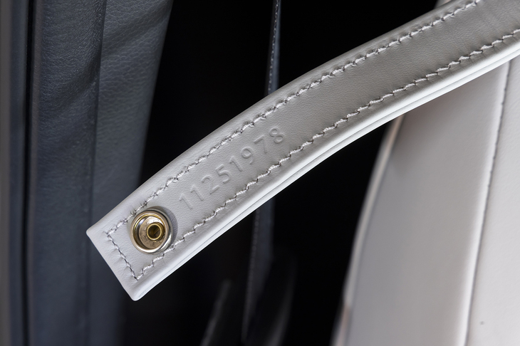 シートベルトガイドの裏側には初代モデルの誕生日が記されている。