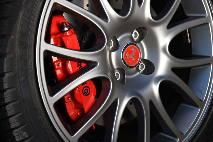 フロントホイールの隙間から、今回新たに採用されたブレンボ製4ピストンブレーキキャリパーがのぞく。