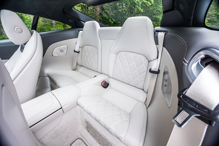 「メルセデスAMG GT」の標準仕様は2シーターだが、26万2000円の有償オプションで可倒式リアシートを装着できる。この場合、乗車定員は4人になる。