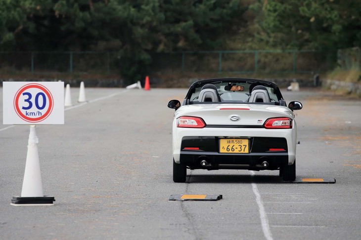 まずは神奈川県にある大磯プリンスホテル駐車場に設営されたパイロンコースで走りを試す。セクションごとに推奨速度が設定されていた。