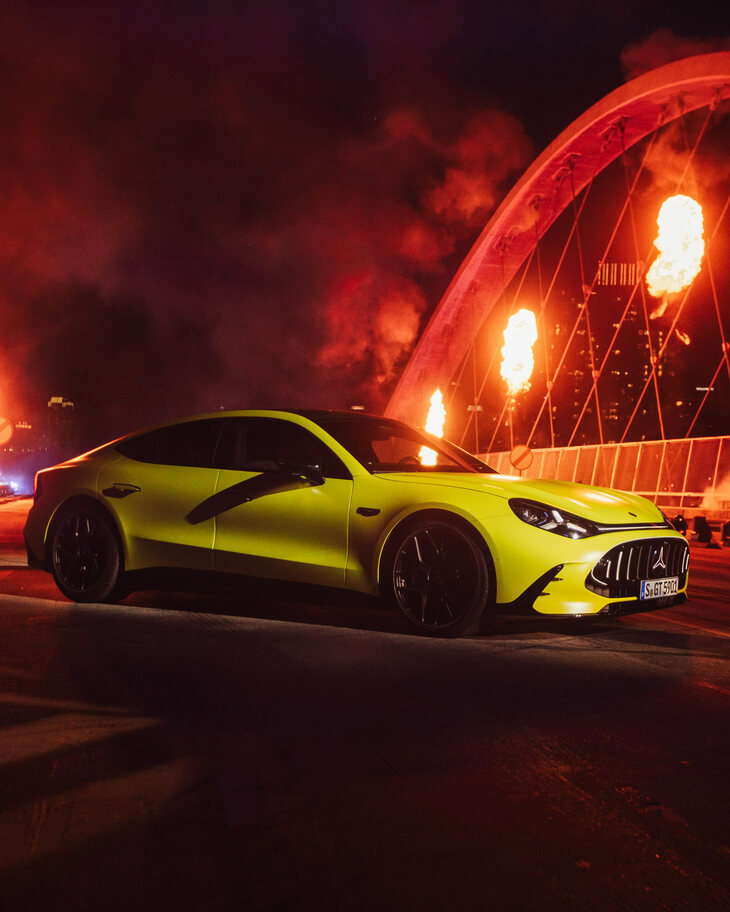 2026年5月の発表会の様子。　
	ほった「まぁ、この赤塚不二雄顔の『AMG GT 4ドアクーペ』にしても、懸念しているのはワタシたちだけで、いざ発売となれば世界でバカ売れ！ という可能性もありますしね」 
	清水「そのときはこの連載を使って、われわれの不明を読者にわびよう（笑）」