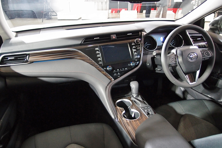 インテリアは、左右非対称デザインのセンターパネルが特徴。広々とした前方視界が確保される。