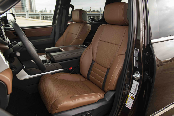 本革張りのシートが採用され、ゴージャスなムードが漂う「タンドラ」の室内。写真の内装色は「サドルタン」と呼ばれるもの。タンドラのボディーサイズは全長×全幅×全高＝5930×2030×1980mmで、ホイールベースは3700mmとなる。