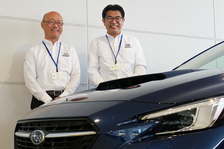 「e-Tune」の話をうかがった、スバル部品用品本部 国内部品部 部品営業課の金井 達さん（写真向かって左）と、部品用品本部 アクセサリー企画部 企画推進グループの宮下裕次さん（同右）。
