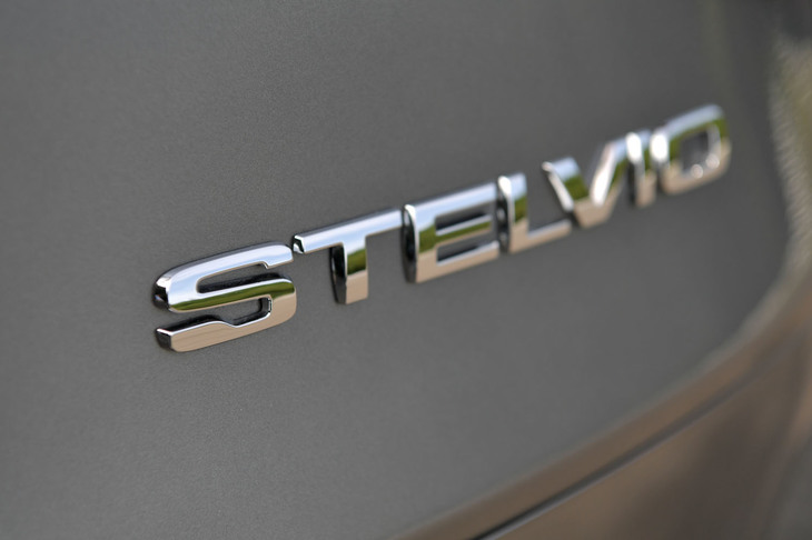 
	アルファ・ロメオ・ステルヴィオ ファーストエディション
	ボディーサイズ：全長×全幅×全高＝4690×1905×1680mm／ホイールベース：2820mm／車重：1810kg／駆動方式：4WD／エンジン：2リッター直4 SOHC 16バルブ ターボ／トランスミッション：8段AT／最高出力：280ps（206kW）/5250rpm／最大トルク：400Nm（40.8kgm）/2250rpm／タイヤ：（前）255/45R20 105V／（後）255/45R20 105V（ミシュラン・ラティチュードスポーツ3）／ 燃費：11.8km/リッター（JC08モード）／価格：689万円
	