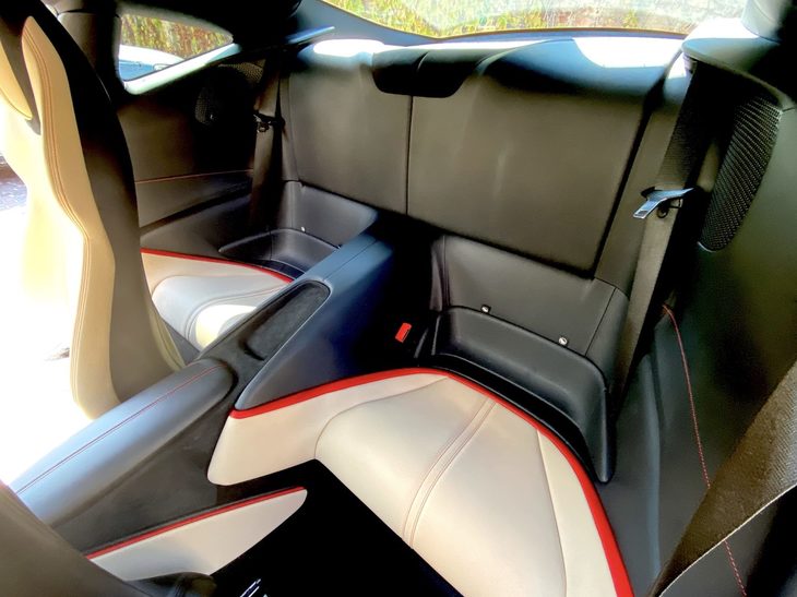 リアシートは子供を乗せる、もしくはバッグを置くためだけに割り切られている。