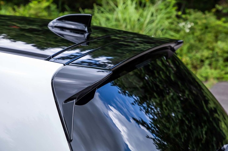専用のテールゲートスポイラー。車体前後のリフトバランスを最適化させる働きがある。