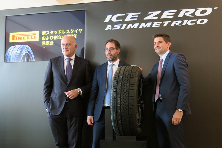 新製品「ピレリ・アイス ゼロ アシンメトリコ」とのフォトセッションに応じる、ピレリジャパンのフィリッポ・シブラリオ社長（右）、在日イタリア大使館のステファノ・ストゥッチ経済商務部長（中央）、ピレリのディミトリオス・パパダコスAPAC CCO（左）。