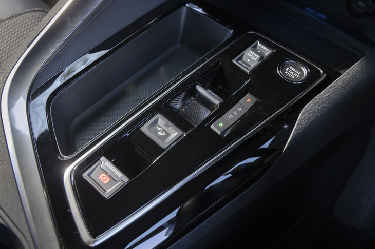 「3008 GTハイブリッド4」はオフロードの下り坂などでアクセル操作なしで一定速走行ができるヒルディセントコントロールを搭載。ドライブモードにも「4WD」が設定されている。