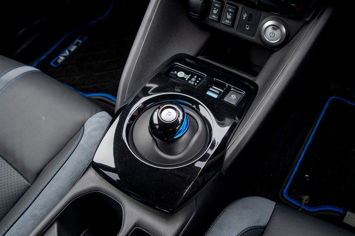 「プロパイロットパーキングスイッチ」やアクセル操作のみで加減速を自在に行える「e-Pedal」のオン／オフスイッチはセンターコンソールに配される。