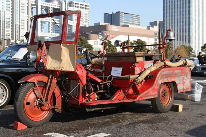 1953年「ヂャイアント消防車」。昨年、超希少な53年「オオタVF型ライトバン」を出展して来場者を驚かせたオーナーが、またもや激レア車でエントリー。ヂャイアントは、現在は日産系のパワートレインメーカーである愛知機械工業が、かつて製造していた三輪トラックのブランドである。