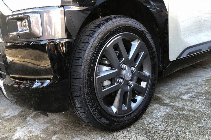 「デリカミニ」の4WD車には165/60R15サイズの大径タイヤと、専用チューニングのショックアブソーバーが採用されている。