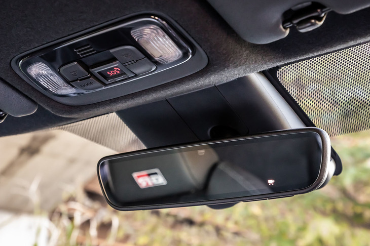 今回の試乗車に装着されていたドライブレコーダー付き自動防げんインナーミラーは、5万3900円のオプションアイテム。「ヤリス クロス」全車で選択できる。