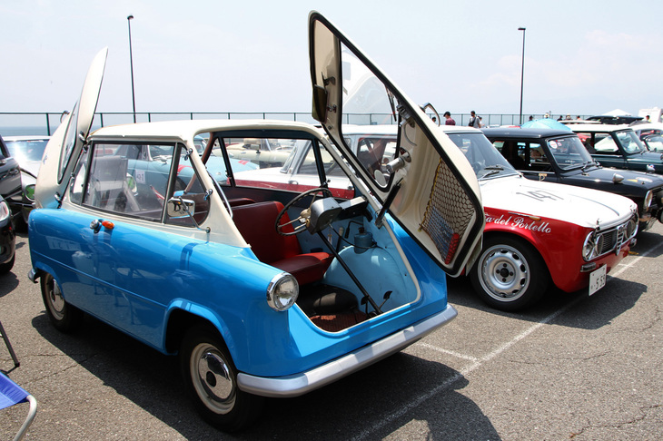 オートモビル・クラブ・ジャパン（ACJ）会員の車両のなかには、こんなモデルも。ほぼ前後対称でドアは前後にあり、前後シートは背中合わせという1957年「ツェンダップ・ヤヌス」。以前のボディーカラーはブルーだったが、最近、ドアとルーフ（部分）を白く塗ってツートンカラーとなった。