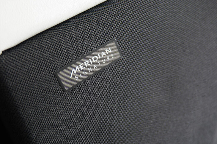 オーディオには、29基のスピーカーからなる出力1430Wの「MERIDIANシグネチャーサウンドシステム」が採用される。
