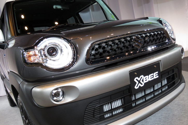 横長のグリルと丸いヘッドランプが目を引くフロントまわり。