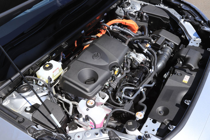 ハイブリッドシステムは2.5リッターガソリンエンジンに最高出力120ps（88kW）のモーターの組み合わせ。4WD車では、リアにも54ps（40kW）のモーターが搭載される。（写真＝荒川正幸）