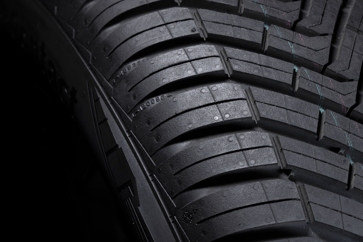 オールシーズンタイヤでありながら、ショルダー部分はサマータイヤのようなパターンだ。ここで剛性を確保することで優れたサマー性能を生み出している。