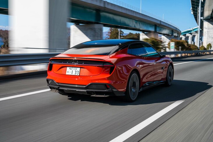 ロータスの次世代戦略を担う重要モデルの「エメヤ」。日本のファンが慣れ親しんだロータスのイメージとは大きく異なるモデルだが、動力性能も機能・装備も、すべてが世界第一級のパフォーマンスを有していたのは間違いない。