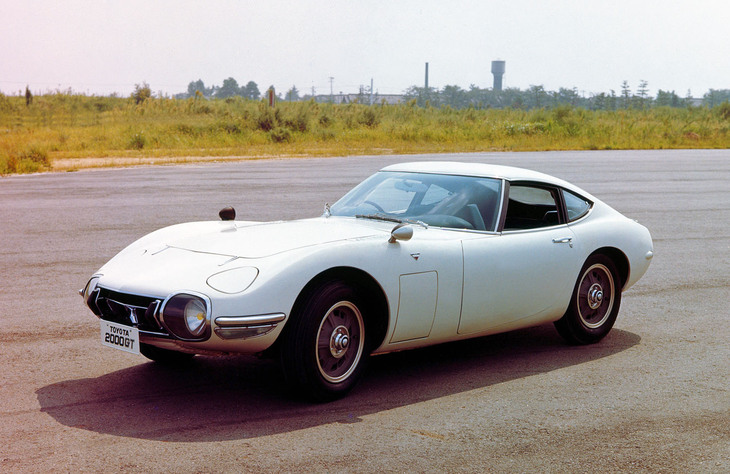 「トヨタ2000GT」。現在の市場価格は1億円ともいわれるが、新車価格は238万円。当時の庶民からすればとんでもなく高価だが、ほぼすべてが新規の専用設計なのに「クラウン」約2台分と考えると、トヨタとしては出血価格だったのかも。
