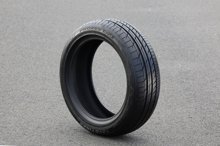 トーヨー独自のタイヤ設計基盤技術「T-MODE」をベースに開発された「プロクセスLuKII」。サイズラインナップは155/65R14、165/60R14、165/55R15、165/50R16の4種類展開となっている。価格はオープン。