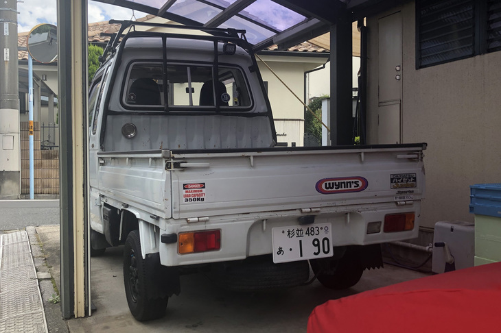 わが家にやってきた「ハイゼット トラック ジャンボ」。愛称は「セクシージャンボ」である。ステッカーの雰囲気から、前オーナーはカーマニアと見て間違いない！