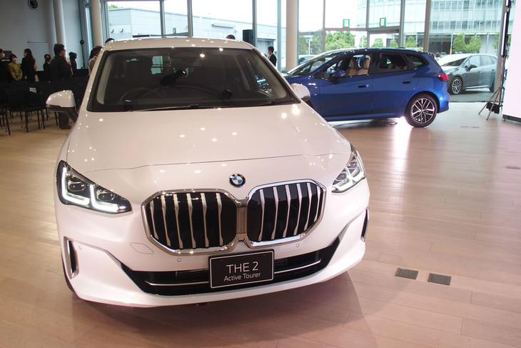 発表会場に展示された「218iアクティブツアラー エクスクルーシブ」（手前）と「218dアクティブツアラーMスポーツ」（奥）。