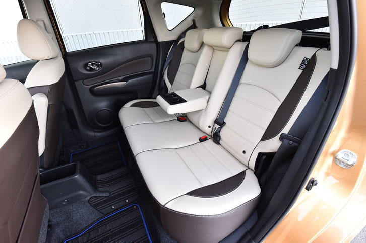 「ひとクラス上の広さ」をセリングポイントとする、「ノートe-POWER」の後席。最大90度開くリアドアも長所のひとつである。