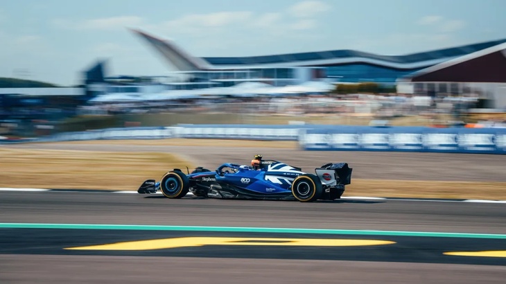 ウィリアムズのアレクサンダー・アルボン（写真）は8位。記念すべきウィリアムズ800戦目に特別なカラーリングで臨んだイギリスGPでは、2台そろって善戦し、予選ではアルボンが3戦連続Q3に進出し8位、新人ローガン・サージェントもQ2まで駒を進め14位とまずまずのポジションを得た。レースでもアルボンはフェラーリ2台を従えての好走で今季3度目の入賞を果たし、またサージェントも自身最高の11位でチェッカードフラッグを受けた。いわゆる直線重視型のマシンと思われていたが、シーズン中盤にきてのパフォーマンスアップには侮れなさを感じる。（Photo＝Williams）
	 