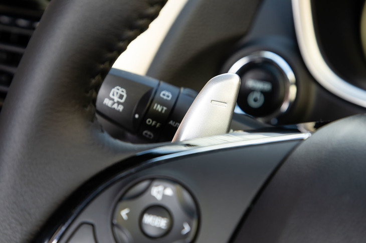 ステアリングホイールには回生ブレーキの強さを6段階で調整するパドルが備わっており、シフトパドルのような感覚で操作できる。
