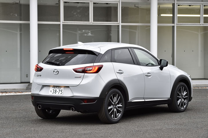 「XDツーリング Lパッケージ」（FF）のリアビュー。ボディーカラーはセラミックメタリック。