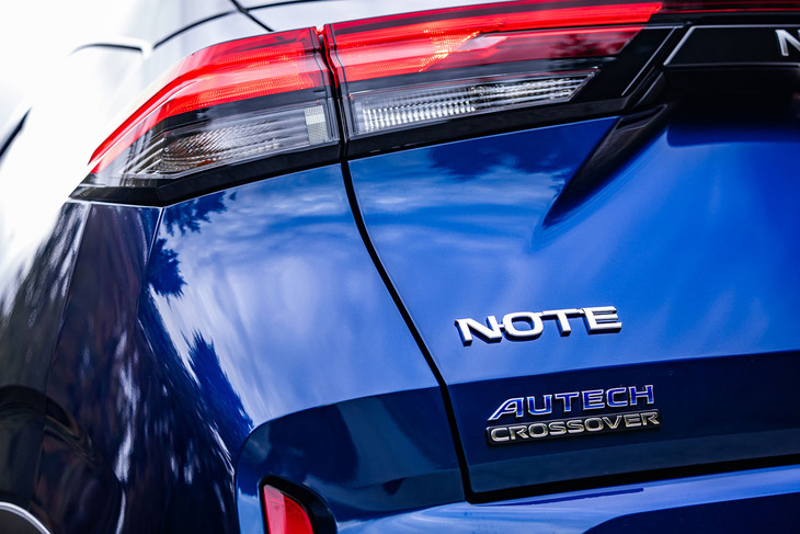 「ノートAUTECHクロスオーバー」の開発コンセプトは「プレミアムスポーティー」。専用仕立ての内外装に加え、最低地上高を25mm高めながら一般的な機械式駐車場も利用可能な高さに抑えられた1545mmの全高もトピックである。