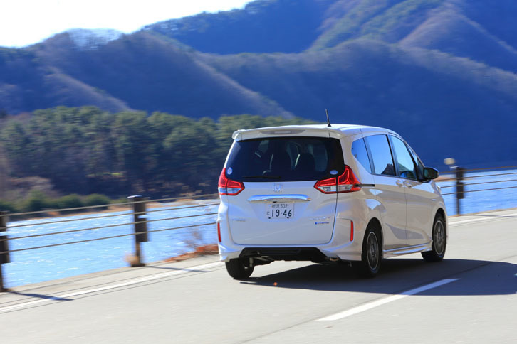 湖畔の道を行く「フリード モデューロX」。アダプティブクルーズコントロールや車線維持支援システムといった、運転支援機能も標準装備している。