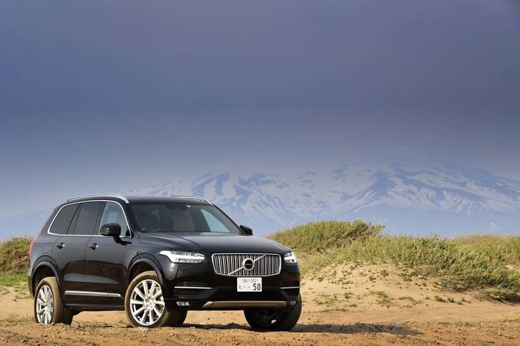 今回は庄内平野を中心に、月山の裾野のワインディングロードから日本海に臨む砂地まで、さまざまな道で「XC90 D5」に試乗した。写真奥に見えるのは、まだ雪化粧のままの鳥海山。