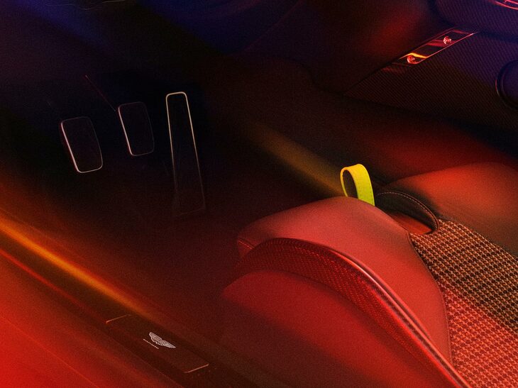 アストンマーティン・ヴァラー（シート＆アクセル／ブレーキ／クラッチペダル）