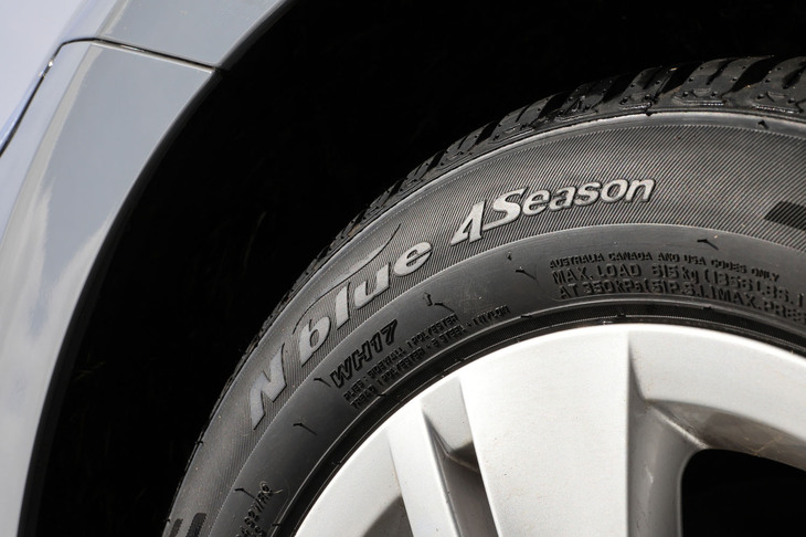 冬の間、雪と氷に覆われる降雪地より、「年に何度かは雪が降るかも」といった、非降雪地のユーザーを想定したオールシーズンタイヤ。その性質上、冬場にはドライ、ウエット、スノー、アイス……と、さまざまな状態が入り交じるミックス路面での性能が求められる。