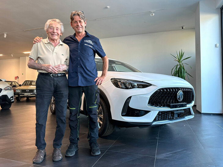 シエナの自動車販売店「アウトサローネ・モンテカルロ」のニコロ・マージ氏（写真向かって左）と、子息のリッカルド・マージ氏（同右）。四十数年にわたりスバルを扱ってきた彼らの新戦略とは？