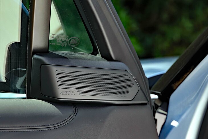 音響機器もハイエンドなものとなっており、実に28個ものスピーカーを備えた1700Wの「MERIDIANシグネチャーサウンドシステム」が搭載される。