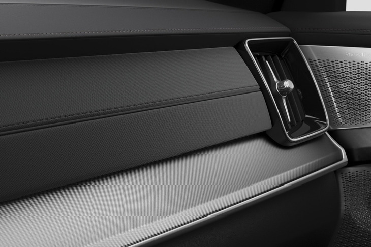 ダッシュボードには「チェッカードアルミニウムパネル」が組み込まれている。