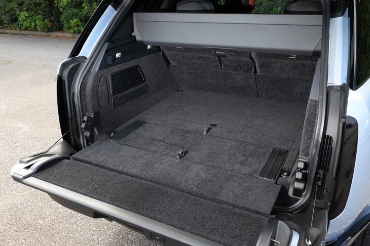 丁寧に起毛表皮が張り込まれたラゲッジスペース。容量は後席を起こした状態で818リッター、畳んだ状態で1841リッターとなっている。