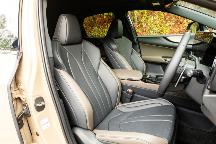 “オーバートレイル”専用シートの表皮は合皮の「L tex」。本革に近い質感でありながら、本革よりもメンテナンスがしやすく耐久性にも優れている。