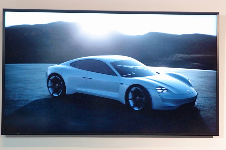 こちらはピュアEVのコンセプトモデル「ポルシェ・ミッションE」。2015年のフランクフルトモーターショーで発表された。