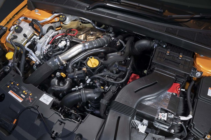 応答性に優れる小径タービンを用いた1.8リッター直4ターボエンジン。最高出力300PS、最大トルク420N・mのアウトプットは、マイナーチェンジ前より21PSと30N・m増大している。