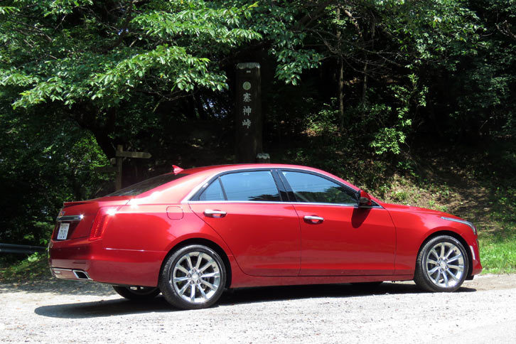 風布地区の寒神峠にて「キャデラックCTSセダン」を撮影。