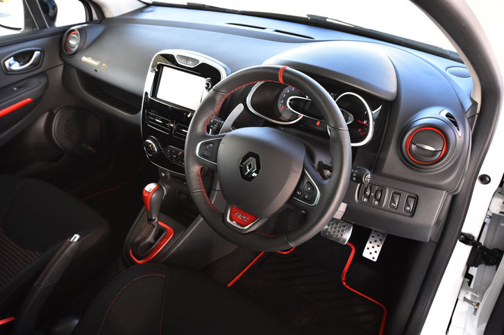 「ルーテシアR.S.トロフィー」のインテリア。黒を基調に、差し色の赤で飾られる。