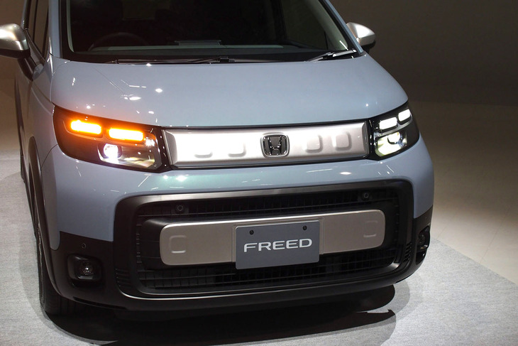 デイタイムランニングランプ／ターンシグナルランプを2つ並べ、その下にハイ／ロービームを配置したヘッドランプデザインも新型「フリード」の特徴。写真は右側のターンシグナルランプを点灯させた様子。