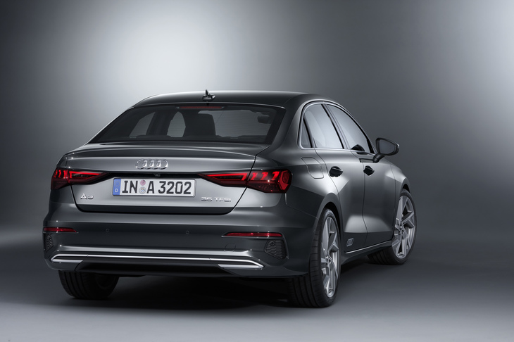 荷室容量は先代モデルと同じ425リッター。リアエンドは先代モデルよりも高く設定されている。ボディーデザインの見直しによって空力性能が向上。Cd値は0.25に抑えられた。トランクリッドに装着するカーボン製のリアスポイラーもオプション設定されている。