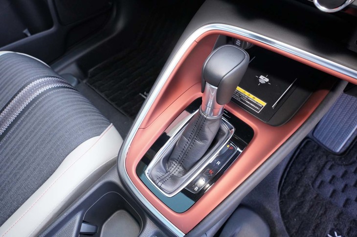 ホンダ・ヴェゼルe：HEV PLaY（シフトセレクター）