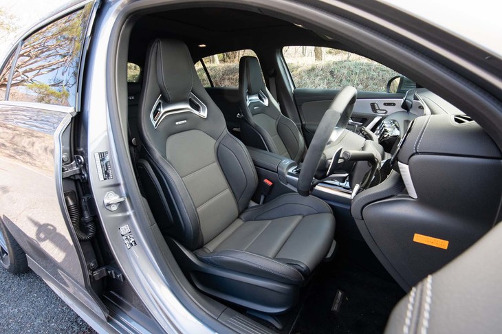 大きなサイドサポートが特徴的な「AMGパフォーマンスシート」も「AMGパフォーマンスパッケージ」によるもの。ただし、標準でもヘッドレスト一体型のスポーティーなシートが付いている。